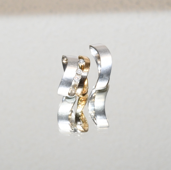 Eheringe "UNENDLICHE ACHT" aus Silber und Roségold mit Brillanten